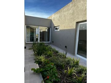 VENDO CASA EN COUNTRY LAS CAÑITAS FALDA DEL CARMEN TRES DORMITORIOS