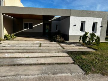 VENDO CASA EN COUNTRY LAS CAÑITAS FALDA DEL CARMEN TRES DORMITORIOS