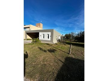 VENDO CASA EN COUNTRY LAS CAÑITAS FALDA DEL CARMEN TRES DORMITORIOS