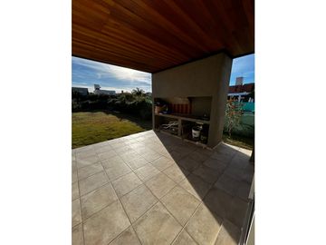 VENCO EN COUNTRY LAS CAÑITAS CASA TRES DORMITORIOS A EXTRENAR