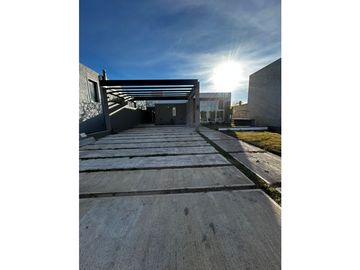 VENCO EN COUNTRY LAS CAÑITAS CASA TRES DORMITORIOS A EXTRENAR