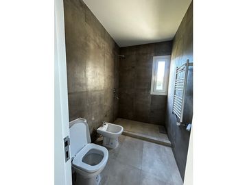 VENCO EN COUNTRY LAS CAÑITAS CASA TRES DORMITORIOS A EXTRENAR