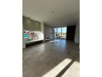 VENCO EN COUNTRY LAS CAÑITAS CASA TRES DORMITORIOS A EXTRENAR