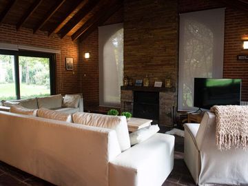 A1  - Casa Laurel 409 - Piscina Climatizada Y Cubierta - Acepta Depto En Parte De Pago En Capital