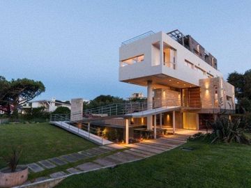 A1 - Casa Wanka, Sobre Segunda Línea. Vista Parcial Al Mar .  Vanguardia En Diseño Y Construcción. Libre De Gastos Vendedor.-