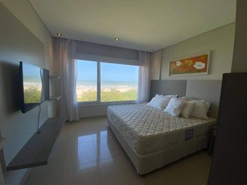 A1 - Casa En Venta En Cariló Sobre Calle Nogal Casi Costanera. Diseño De Vanguardia, Funcional Con Espacios Bien Logrados Y Armonizados...