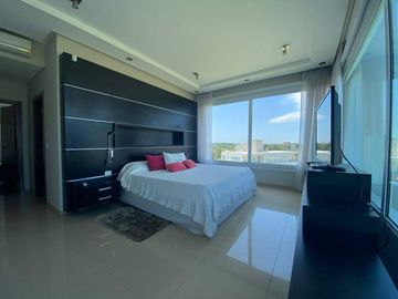 A1 - Casa En Venta En Cariló Sobre Calle Nogal Casi Costanera. Diseño De Vanguardia, Funcional Con Espacios Bien Logrados Y Armonizados...