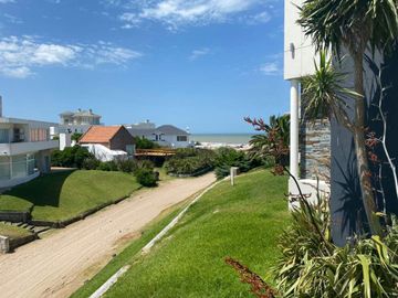A1 - Casa En Venta En Cariló Sobre Calle Nogal Casi Costanera. Diseño De Vanguardia, Funcional Con Espacios Bien Logrados Y Armonizados...
