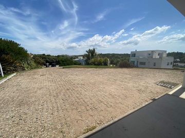 A1 - Casa En Venta En Cariló Sobre Calle Nogal Casi Costanera. Diseño De Vanguardia, Funcional Con Espacios Bien Logrados Y Armonizados...