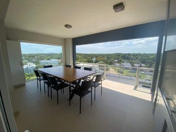 A1 - Casa En Venta En Cariló Sobre Calle Nogal Casi Costanera. Diseño De Vanguardia, Funcional Con Espacios Bien Logrados Y Armonizados...