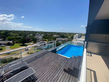 A1 - Casa En Venta En Cariló Sobre Calle Nogal Casi Costanera. Diseño De Vanguardia, Funcional Con Espacios Bien Logrados Y Armonizados...