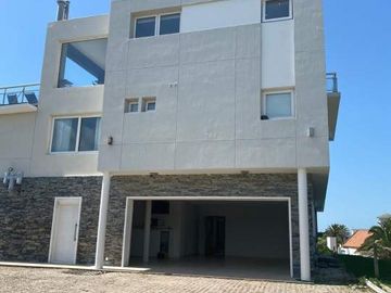 A1 - Casa En Venta En Cariló Sobre Calle Nogal Casi Costanera. Diseño De Vanguardia, Funcional Con Espacios Bien Logrados Y Armonizados...