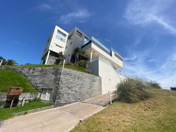 En Cariló | Casa Nogal -Diseño vanguardista y funcional-