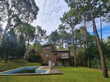 A1 - Casa  Moderna , Suite, Piscina, Quincho.-