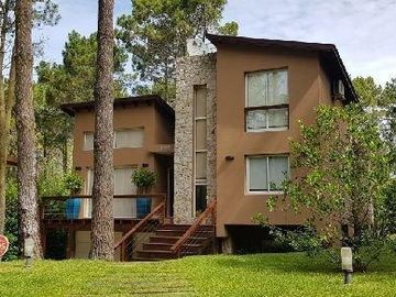 A1 - Casa  Moderna , Suite, Piscina, Quincho.-