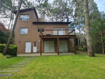 A1 - Casa  Moderna , Suite, Piscina, Quincho.-