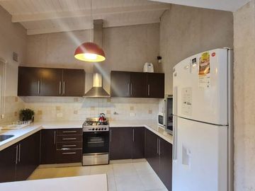 A1 - Casa  Moderna , Suite, Piscina, Quincho.-