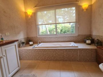 A1 - Casa  Moderna , Suite, Piscina, Quincho.-