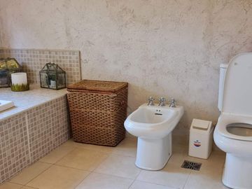 A1 - Casa  Moderna , Suite, Piscina, Quincho.-