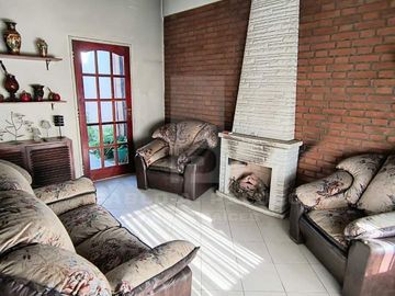 VENTA CASA 4 AMBIENTES. CASTELAR, MORÓN. ZONA OESTE. BUENOS AIRES