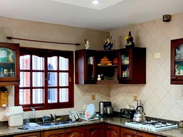 Exquisita Casa en Huaico: Espacios Amplios y Confort.