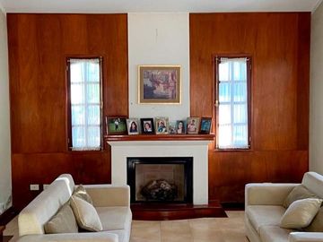 Exquisita Casa en Huaico: Espacios Amplios y Confort.