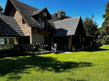 CASA EN VENTA en Country Las Praderas de Lujan
