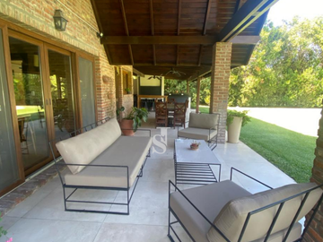 CASA EN VENTA en Country Las Praderas de Lujan