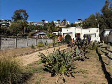 Terreno con con casa frente a la Playa Maitencillo