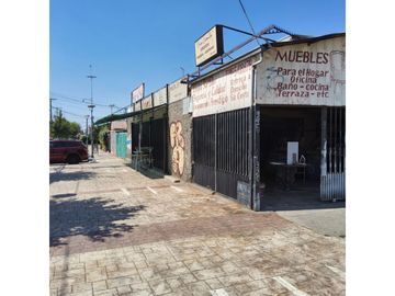 Local comercial, ubicación esquina con estacionamientos