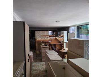 Local comercial, ubicación esquina con estacionamientos