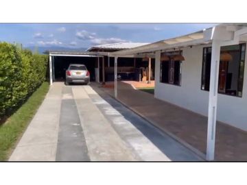 CHALET EN PUEBLO TAPAO