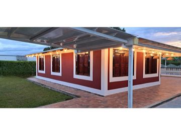 CHALET EN PUEBLO TAPAO