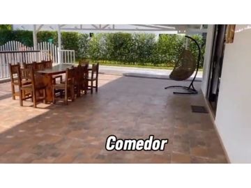 CHALET EN PUEBLO TAPAO