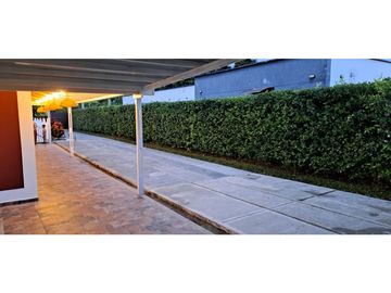 CHALET EN PUEBLO TAPAO