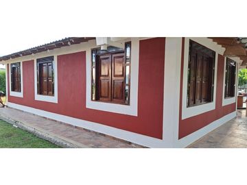 CHALET EN PUEBLO TAPAO