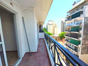 Departamento de 1 dormitorio en venta en el centro de Rosario. Mitre 1400.  Frente con Balcón