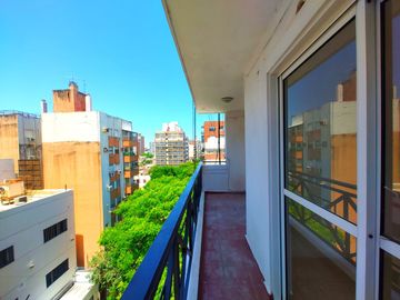 Departamento de 1 dormitorio en venta en el centro de Rosario. Mitre 1400.  Frente con Balcón