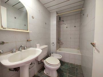 Departamento de 1 dormitorio en venta en el centro de Rosario. Mitre 1400.  Frente con Balcón