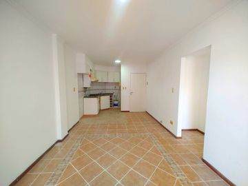 Departamento de 1 dormitorio en venta en el centro de Rosario. Mitre 1400.  Frente con Balcón