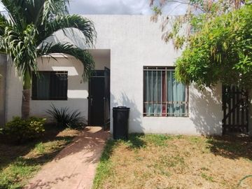 Casa de una planta en venta en Mérida, en Las Américas, 2 rec y piscina