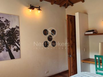 CASA EN VENTA TOTALMENTE AMUEBLADA.