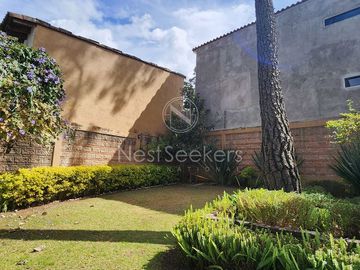 CASA EN VENTA TOTALMENTE AMUEBLADA.