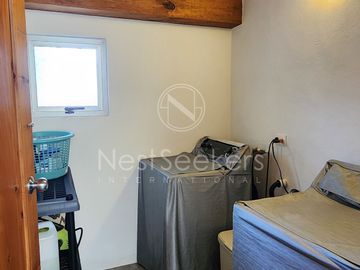 CASA EN VENTA TOTALMENTE AMUEBLADA.