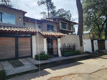 CASA EN VENTA TOTALMENTE AMUEBLADA.