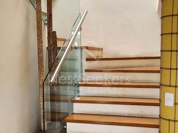 CASA EN VENTA TOTALMENTE AMUEBLADA.