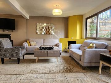 CASA EN VENTA TOTALMENTE AMUEBLADA.