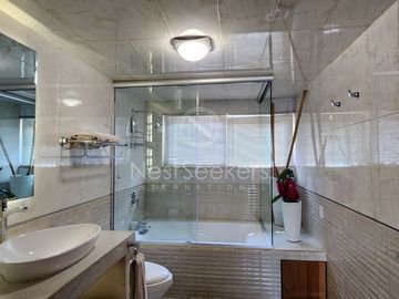 CASA EN VENTA TOTALMENTE AMUEBLADA.