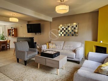 CASA EN VENTA TOTALMENTE AMUEBLADA.