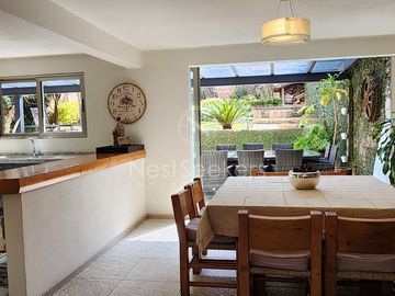 CASA EN VENTA TOTALMENTE AMUEBLADA.
